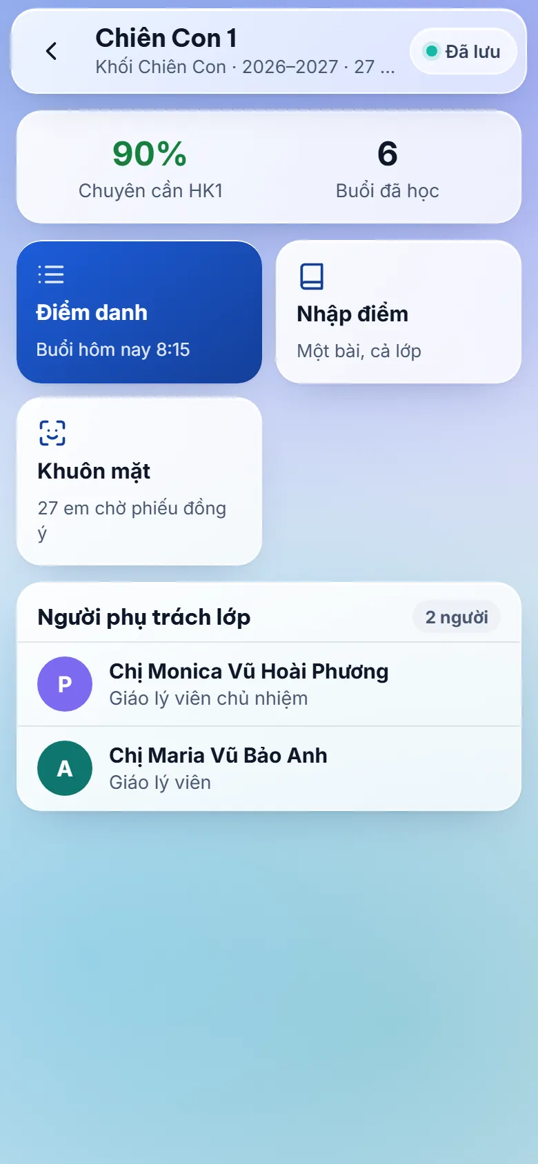 Trang một lớp trong app: chuyên cần học kỳ 90%, 6 buổi đã học, các ô Điểm danh, Nhập điểm, Khuôn mặt (27 em chờ phiếu đồng ý), danh sách người phụ trách lớp với vai trò
