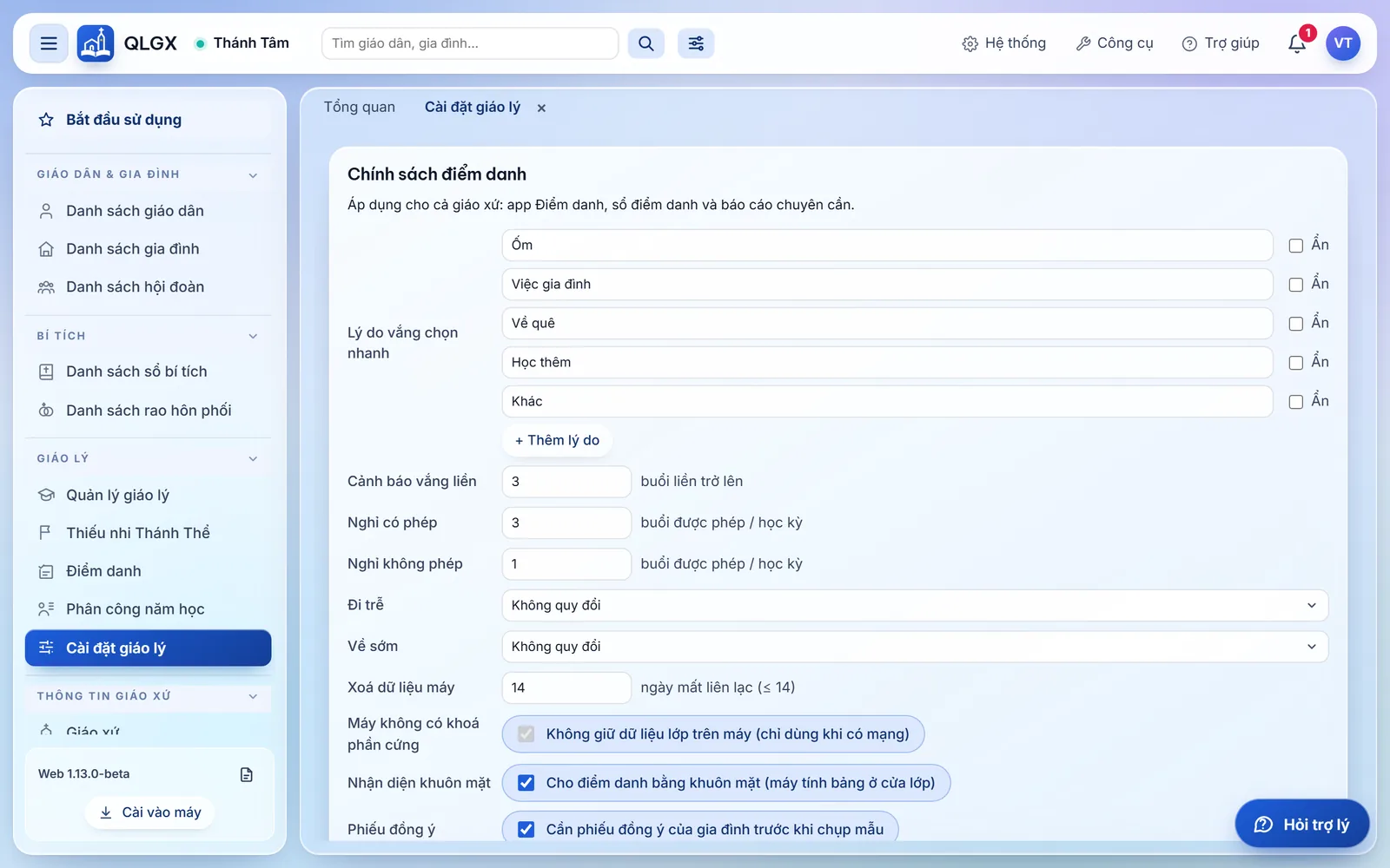 Màn Cài đặt giáo lý, khối Chính sách điểm danh: lý do vắng chọn nhanh, cảnh báo vắng liền, số buổi nghỉ có phép và không phép, đi trễ, về sớm, xoá dữ liệu máy, máy không có khoá phần cứng, nhận diện khuôn mặt, phiếu đồng ý