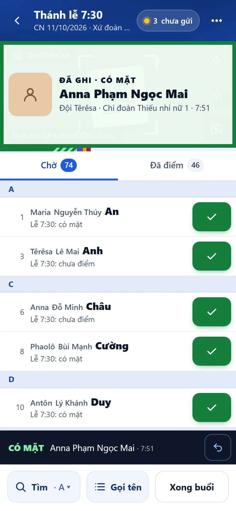 Màn quét mã QR: vừa ghi có mặt một em, danh sách các em còn chờ điểm bên dưới.