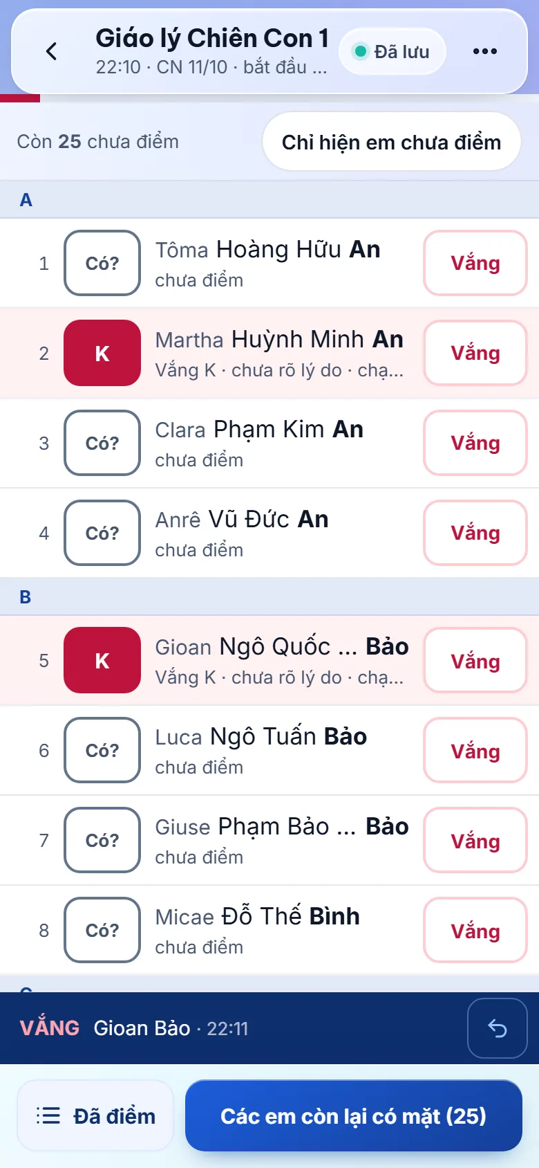 Màn Lớp ngồi sẵn: danh sách các em, chỉ chạm em vắng, nút Các em còn lại có mặt ở dưới.